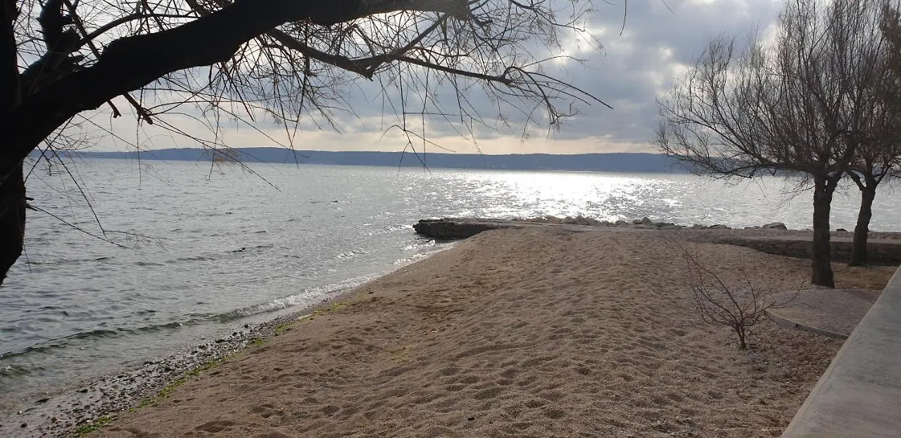 Navi 0*, Kastela